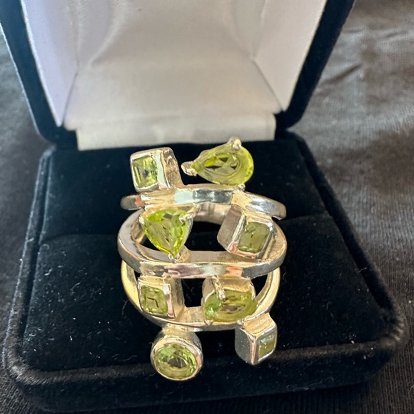 💚💚SEND AN OFFER!!💚💚 Sterling silver ring with green stones. - Picture 3 of 7